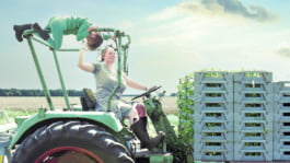 Sonja Rabe auf dem Trecker WENN+ABER